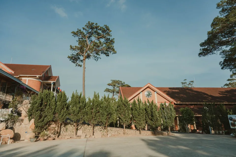 Chủ nhà đón khách nhận phòng